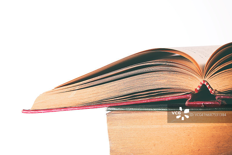 两本旧书，一本打开图片素材