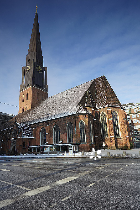 圣雅各布教堂（Hauptkirche St Jacobi）的外立面和尖顶图片素材