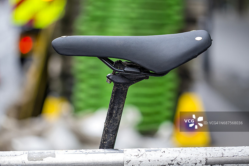 城市中的自行车鞍座细节图片素材