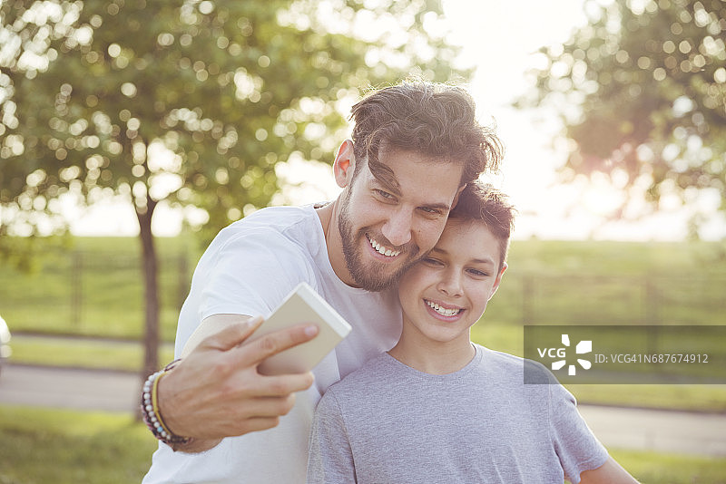 与父亲共度的美好时光图片素材