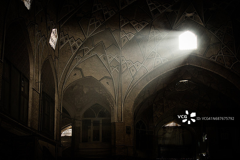 光线照亮了伊朗库姆巴扎的壮丽建筑图片素材