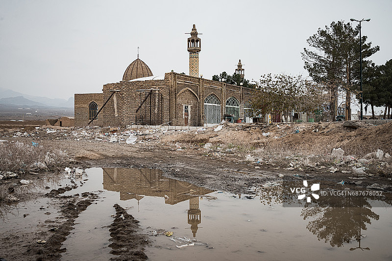 清真寺在水坑中的倒影（库姆至卡尚的道路）图片素材