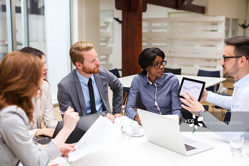 商务人士与金融分析师分析财务图表图片素材