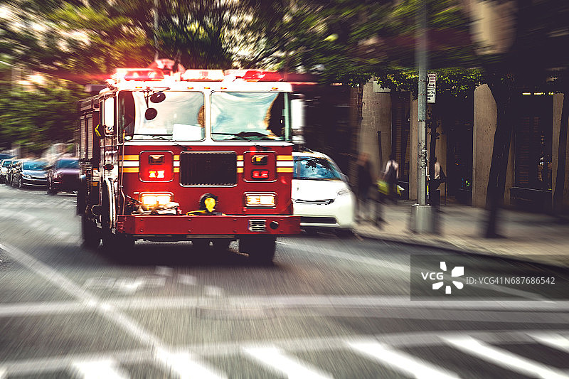 紧急出动的消防车图片素材