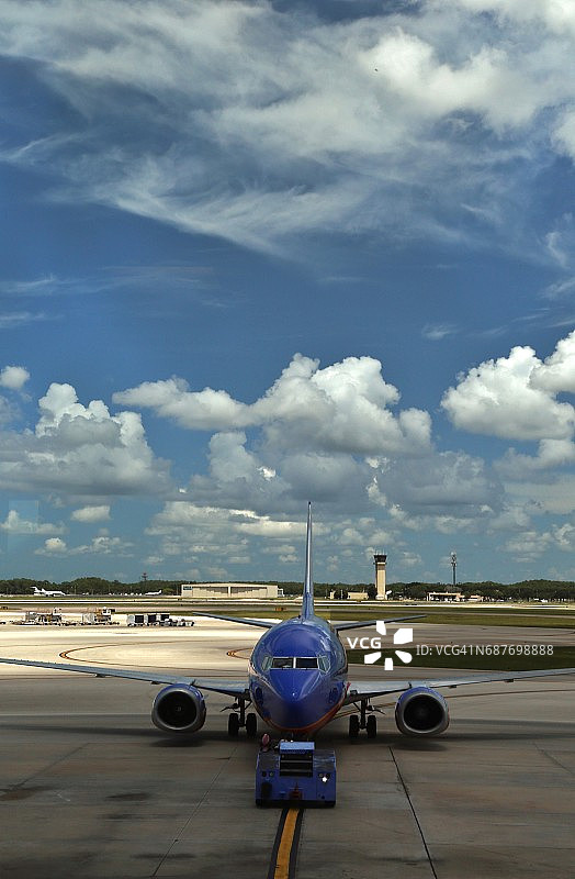 喷气式飞机移至跑道图片素材