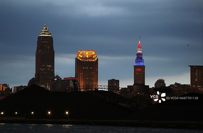 克利夫兰灯火辉煌的天际线上的夜空图片素材