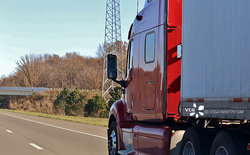 在乡村公路上行驶的半挂卡车侧视图图片素材