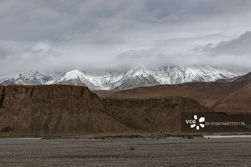 云雾中的戈壁沙漠和慕士塔格峰，中国帕米尔高原图片素材