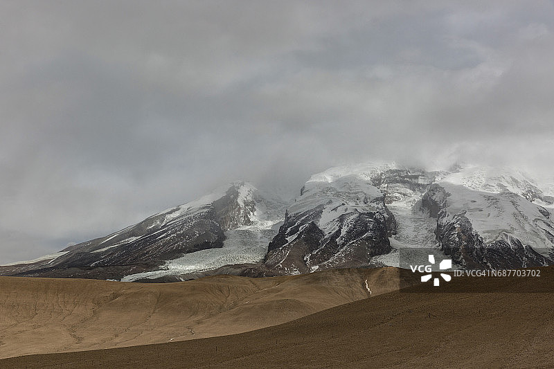 中国帕米尔高原慕士塔格峰多云景观图片素材