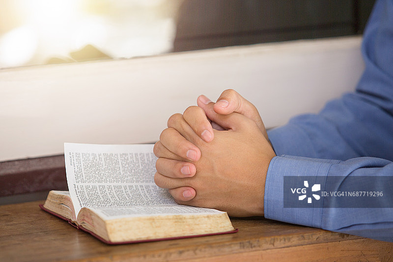 一名男子正在读圣经图片素材