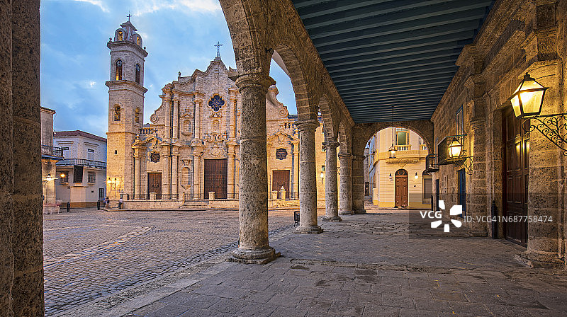 哈瓦那大教堂的黄昏景色图片素材