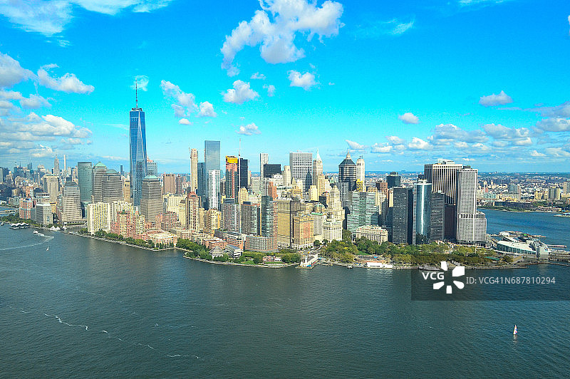 美国纽约曼哈顿下城、自由塔、炮台公园、哈德逊河和金融区的独特鸟瞰图图片素材