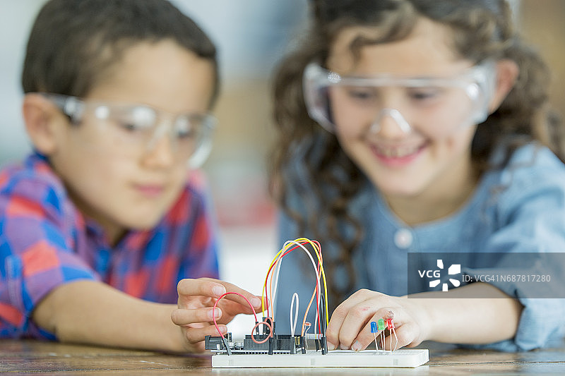 科学课上的电线实验图片素材