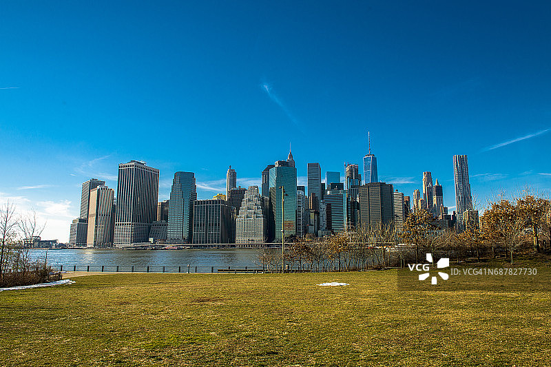 纽约市曼哈顿下城（金融区）天际线，摄于布鲁克林大桥公园图片素材