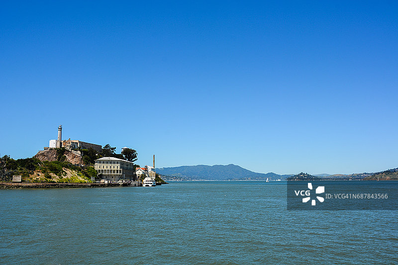 旧金山湾对面的阿尔卡特拉斯岛，远处是马林县图片素材