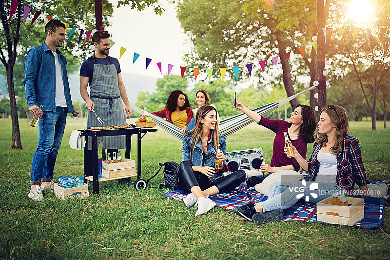 快乐的朋友在公园烧烤，玩得很开心图片素材