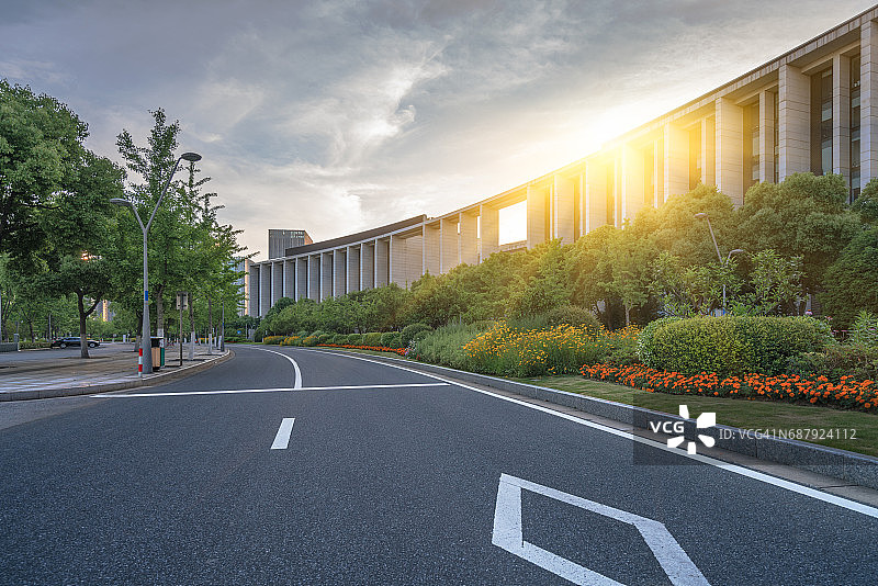 空旷的市中心十字路口，拍摄于上海图片素材