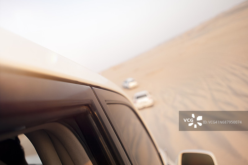 沙漠旅行中的越野车或四驱车图片素材