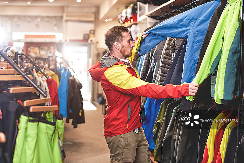 在体育用品商店里的顾客图片素材