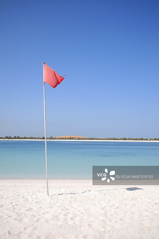 阿联酋阿布扎比海滨的红旗图片素材