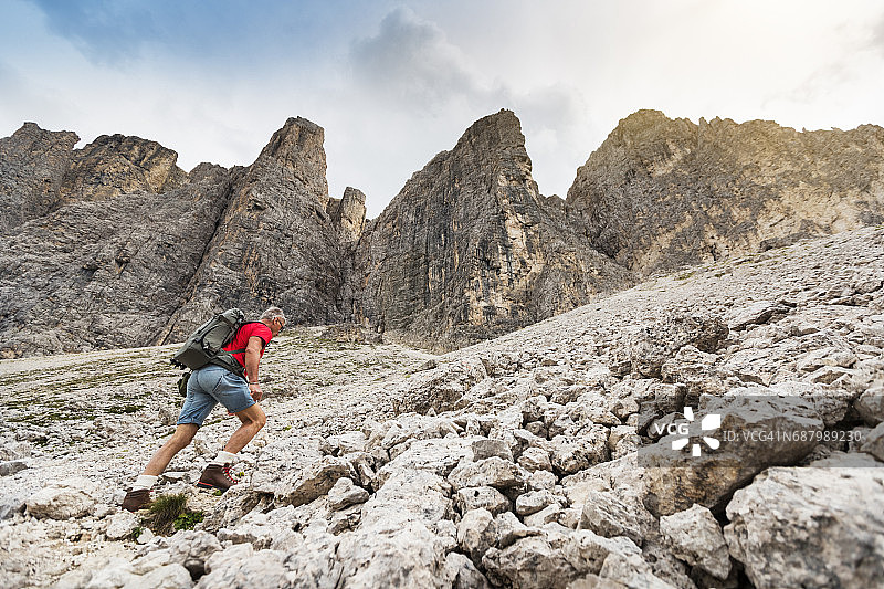 年长的男人在阿尔卑斯山徒步旅行图片素材