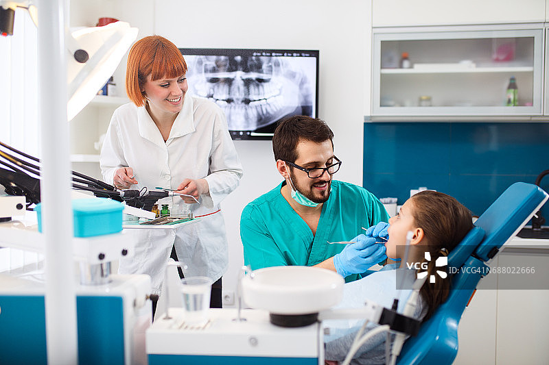 小女孩在牙科诊所例行检查图片素材