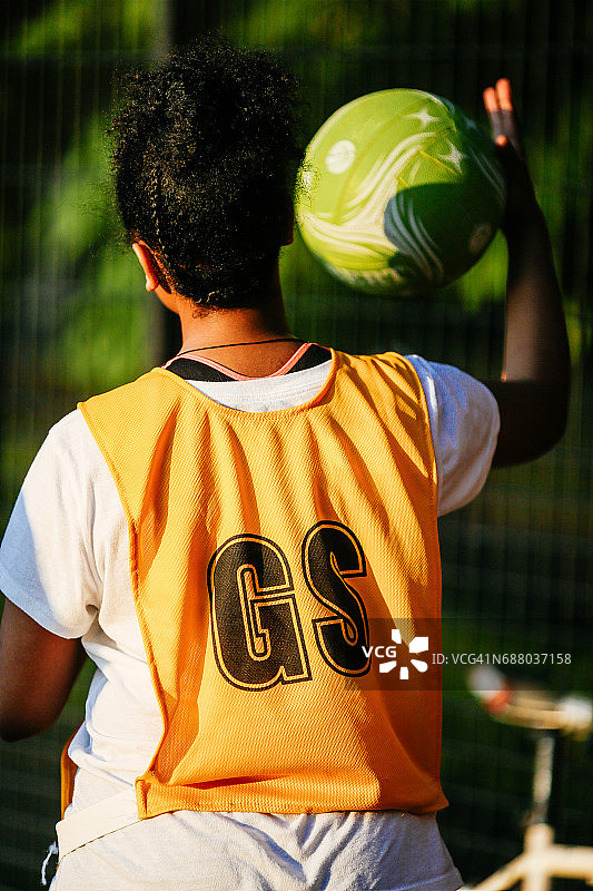无板篮球比赛中持球的运动员背影图片素材