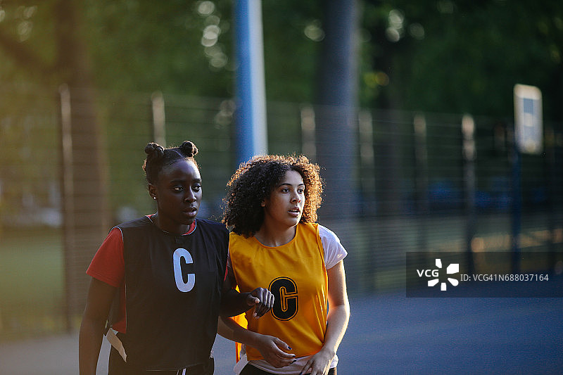 户外球场上年轻的女子篮网球运动员图片素材