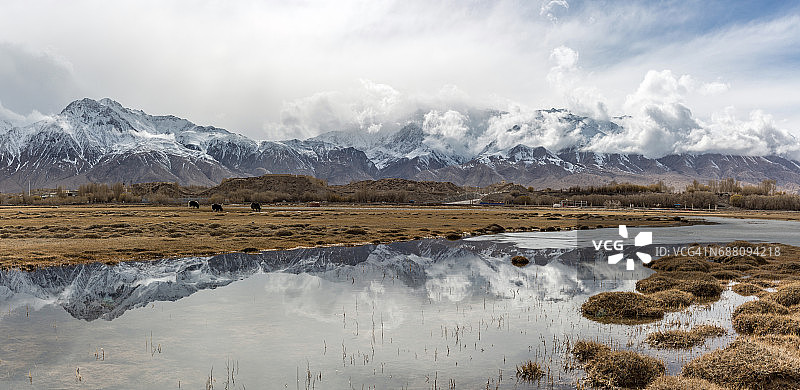 塔什库尔干石头城与雪山倒影图片素材