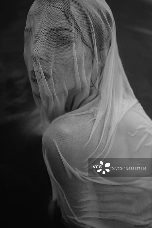 水中白裙女人的黑白肖像图片素材