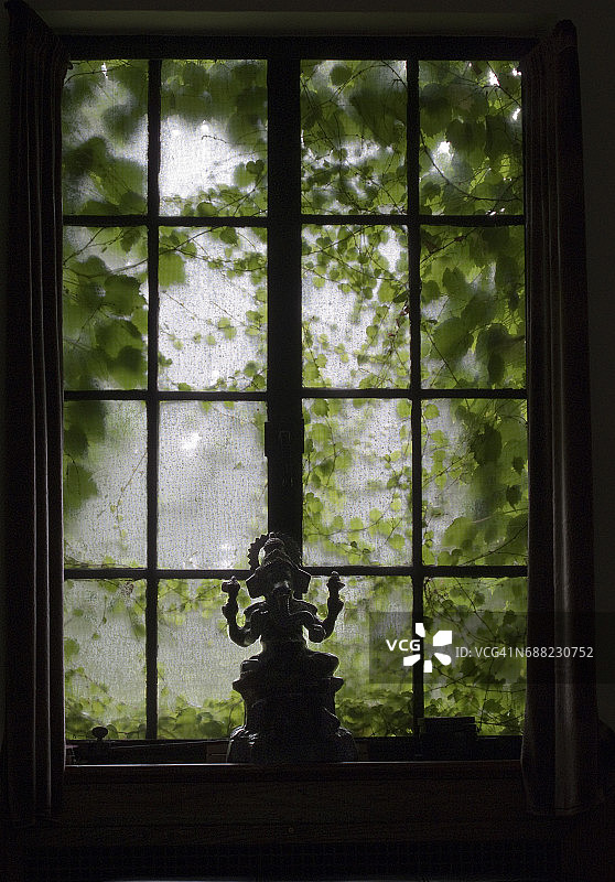 绿色窗台上的格涅沙神像图片素材