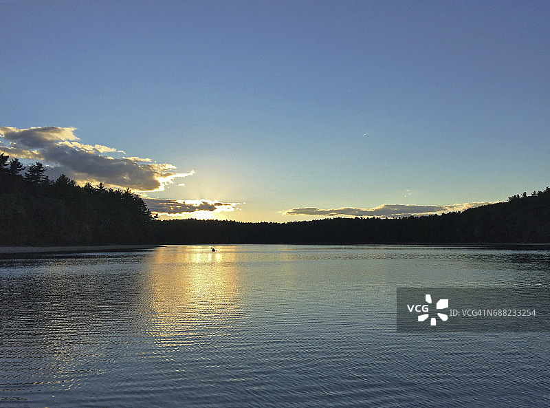 日落时分，瓦尔登湖上的皮划艇划桨者图片素材