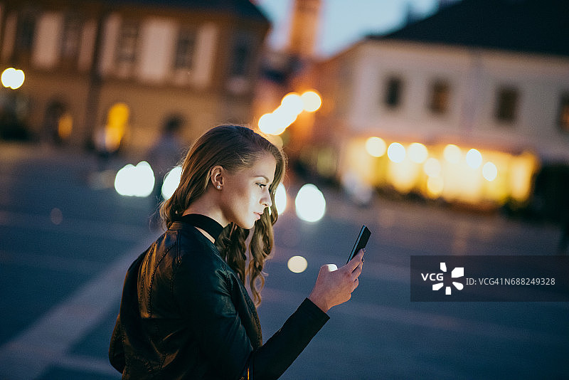 城市夜景中的女性图片素材