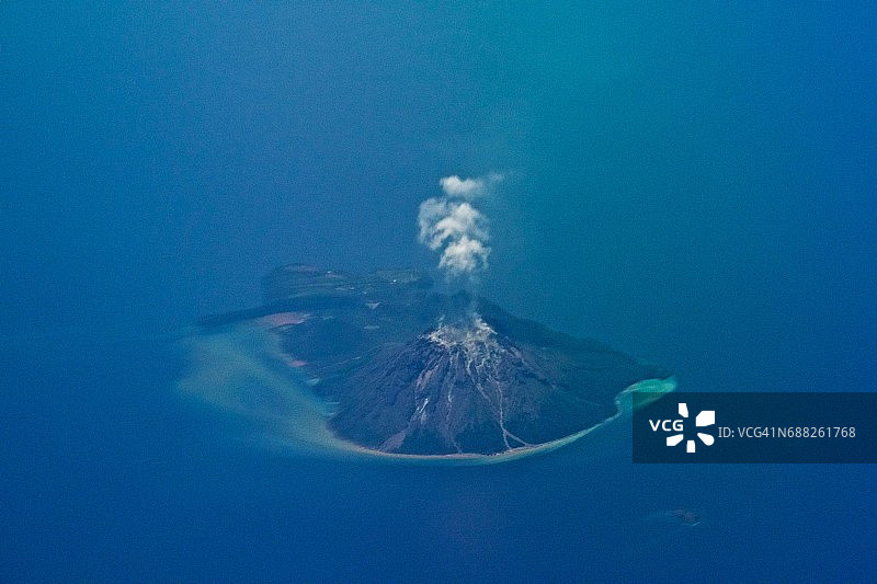从飞机上俯瞰萨摩硫磺岛的活火山图片素材