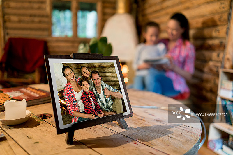 家中相框里幸福的家庭照片图片素材