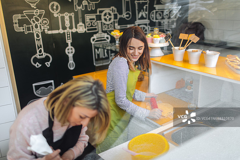 同事们在蛋糕店图片素材