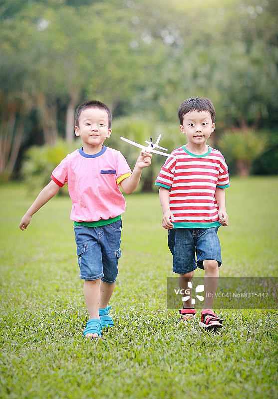 男孩手拿纸飞机图片素材