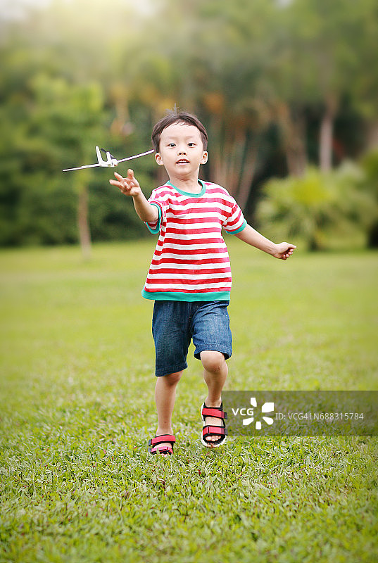 男孩手拿纸飞机图片素材