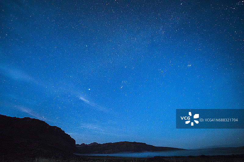 犹他州拱门国家公园的山脉星空图片素材