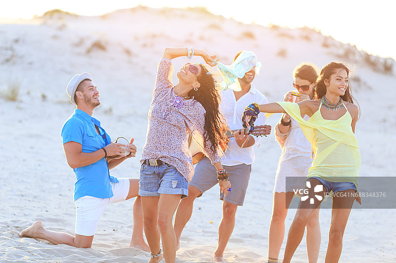 朋友们在海滩派对上弹吉他图片素材