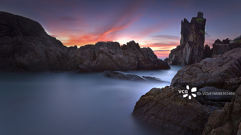 泰国象岛岩石塔和暮光天空海景图片素材