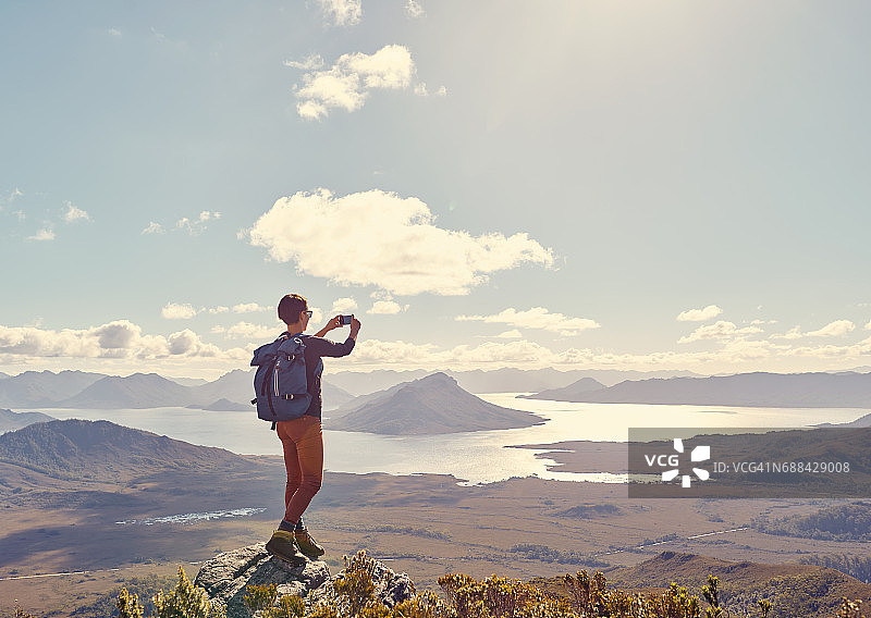 多徒步，少烦恼。图片素材