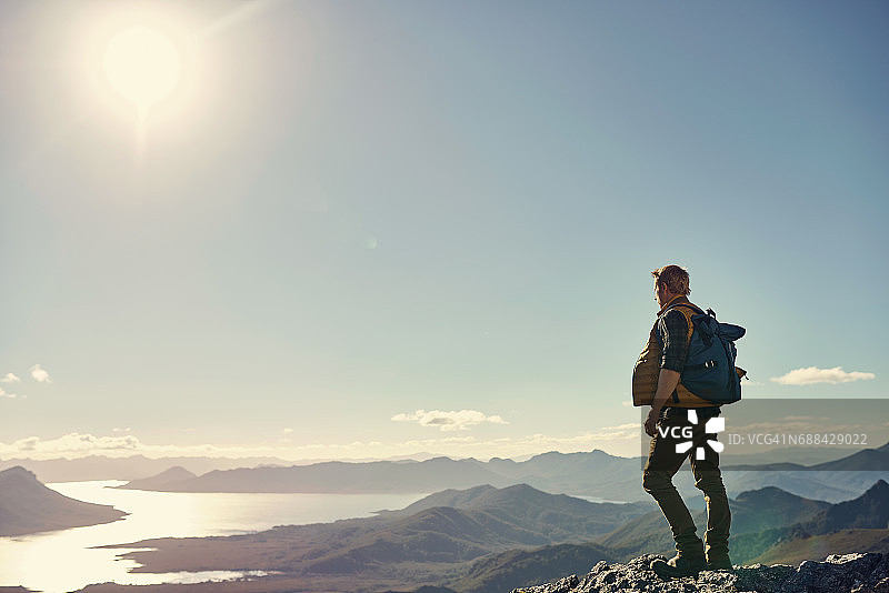 最好的风景总在最艰难的攀登之后图片素材