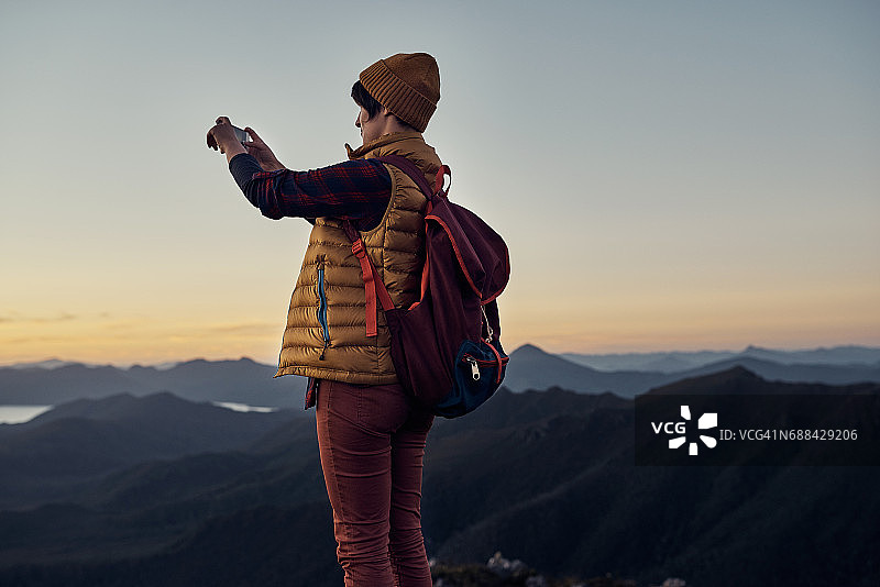 她是一位漫无目的的流浪者图片素材