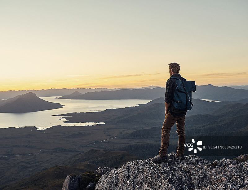 有时迷失是为了找到自我图片素材