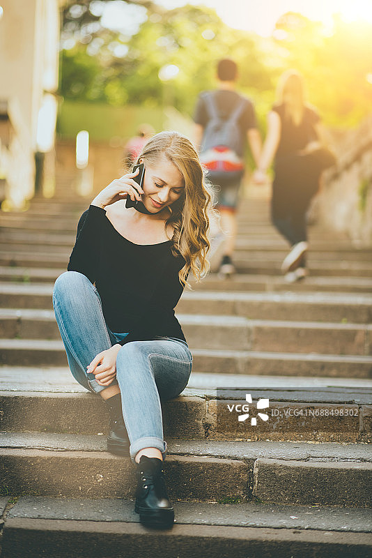 女性在城市中使用智能手机图片素材
