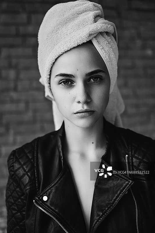 黑白肖像：室内的女人图片素材