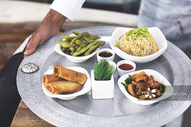 服务员端着新鲜食物拼盘图片素材