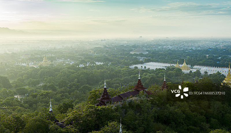 曼德勒山寺庙城市日出图片素材