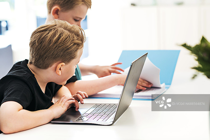 孩子们在笔记本电脑上学习编程图片素材